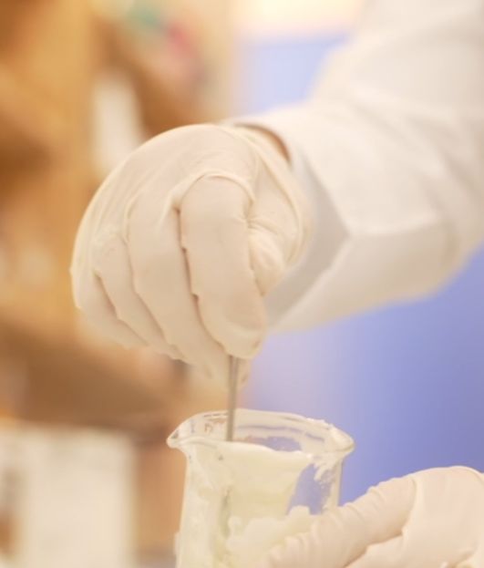 Un farmacista cosmetologo prepara una formulazione in laboratorio
